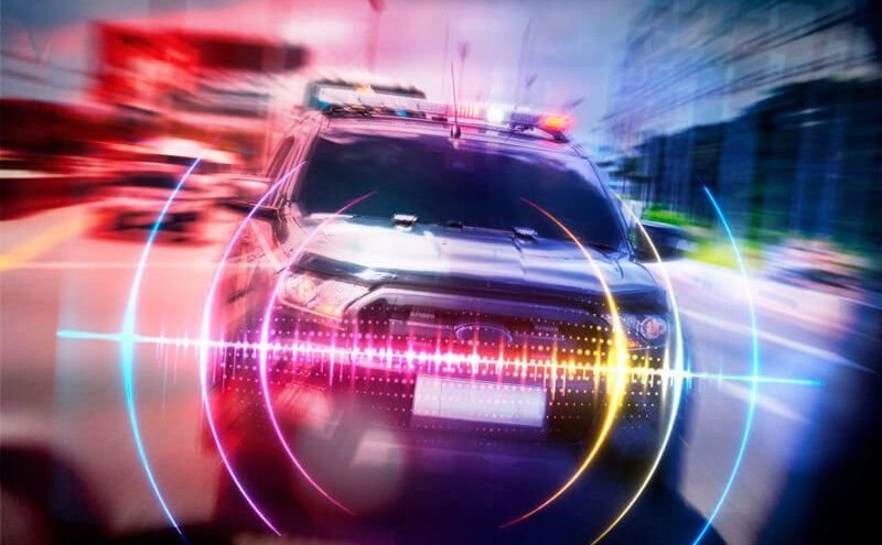 Acidente envolvendo carro e motoneta deixa mulher ferida em São Miguel do Guaporé /RO.