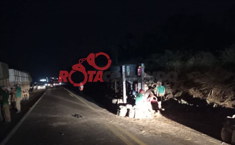 Mulher morre presa às ferragens após carreta carregada de sementes tombar na BR 364