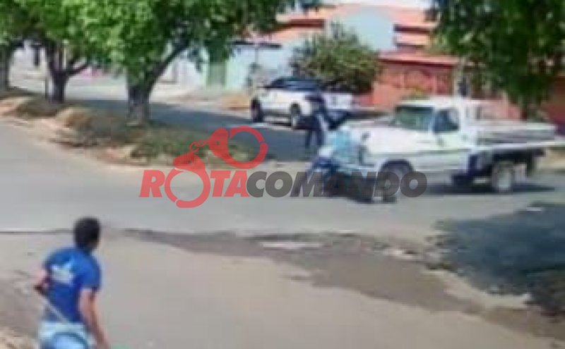 Milagre! Vídeo mostra o momento exato que motociclista é arrastado por caminhonete F1000