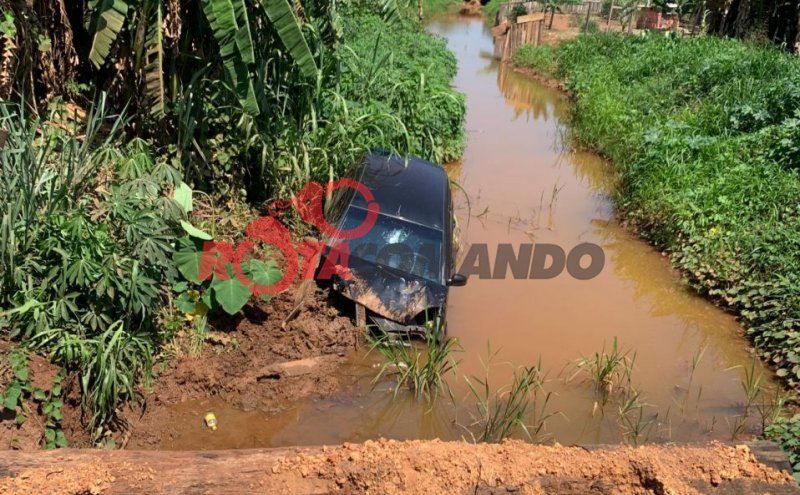 Carro é encontrado dentro de córrego em São Francisco do Guaporé