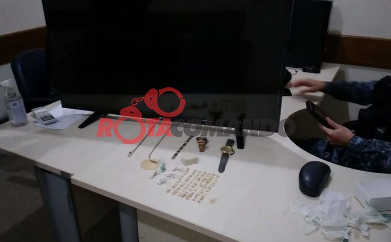 Força Tática estoura boca de fumo após mulher avistar viatura e tentar despistar Policiais