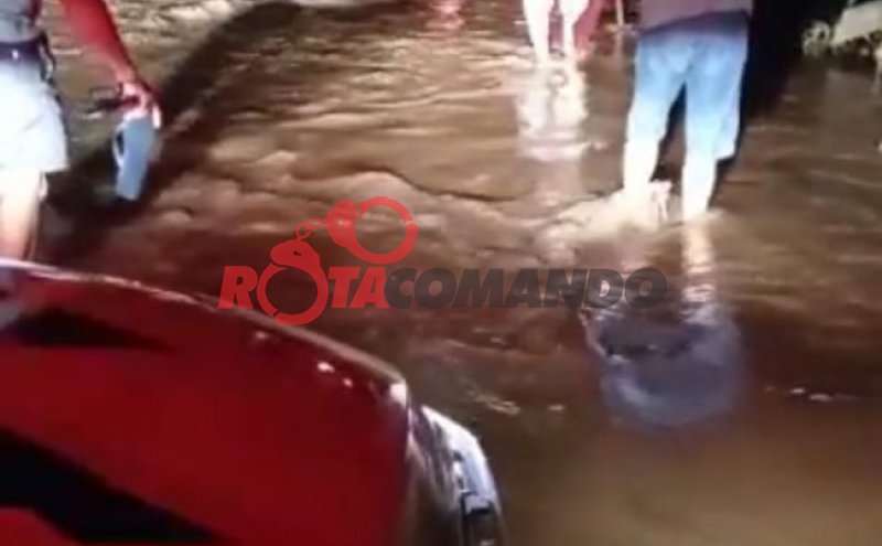 Veja vídeo! Filho é morto, pai é baleado em zona rural de Nova Brasilândia, estrada e pontes submersas dificultam a chegada ao local
