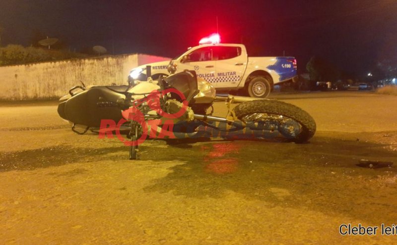 Motociclista invade preferencial e colide na lateral de caminhonete