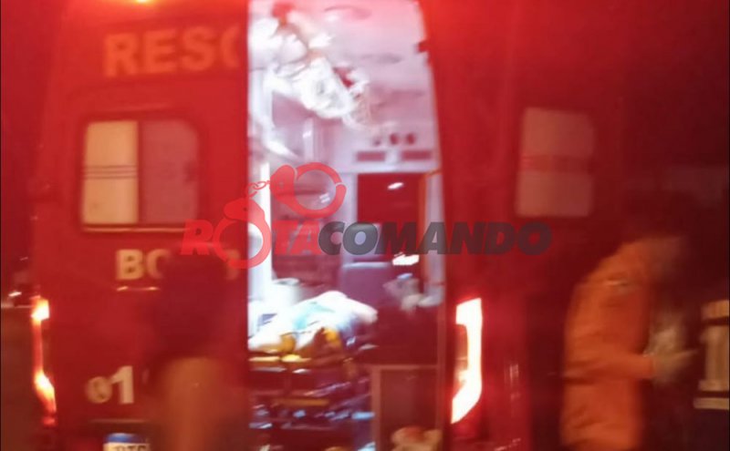 Motociclista é socorrido inconsciente após colidir em caminhão boiadeiro estacionado