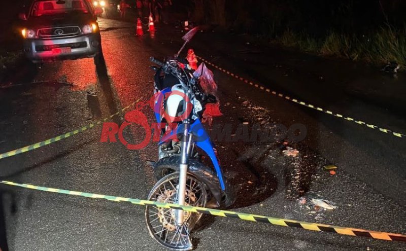 Colisão frontal entre motoneta e motocicleta termina com uma morte um adolescente inabilitado gravemente ferido
