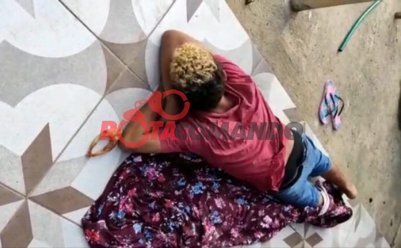 Ladrão furta residência come tudo que vê pela frente, dorme, e é acordado pelos policiais. 