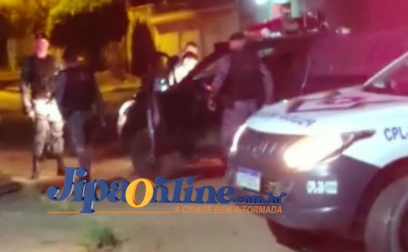 Motociclista tenta fugir da Polícia Militar, mas acaba preso com entorpecente.