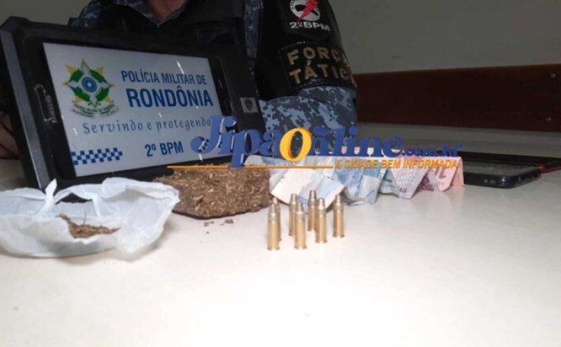 Guarnição do Raio prende elementos com drogas, munições, dinheiro e moto roubada.