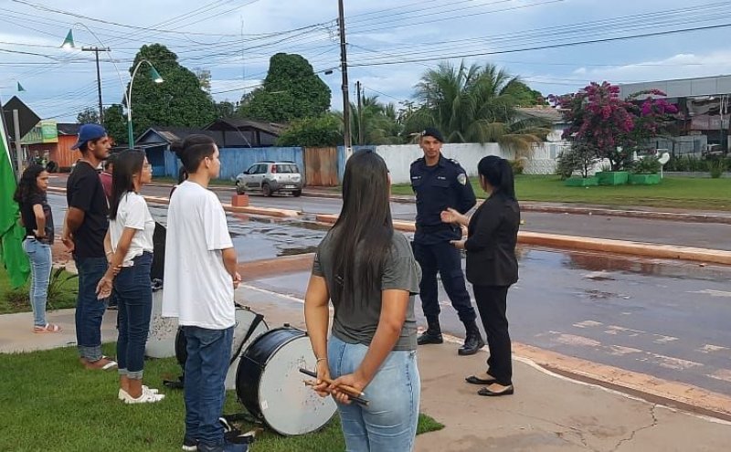 São Francisco do Guaporé - Fanfarra Guardiões do Vale recebeu a honrosa  Polícia Militar do município motivando a volta  da educação moral e cívica