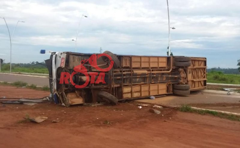 Ônibus sem passageiros tomba ao bater em poste na BR 429 em Seringueiras/RO