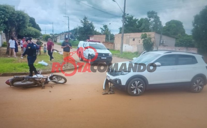 Acidente entre carro e moto deixa homem ferido em Costa Marques