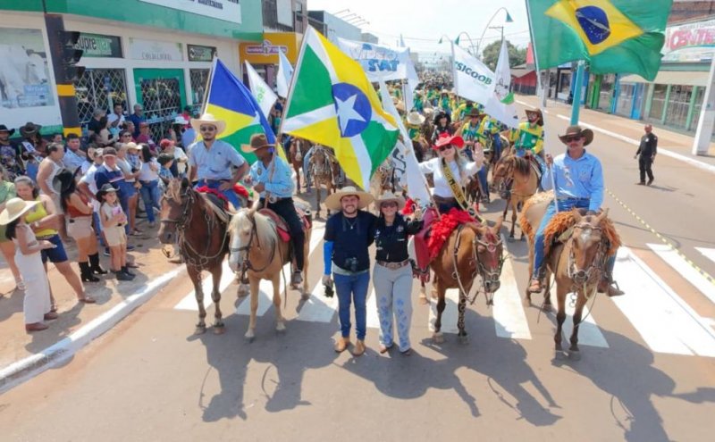 19ª Expovale tem início com cavalgada em São Francisco do Guaporé