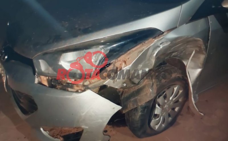 Acidente: carro tomba após colisão e danifica veículos estacionados