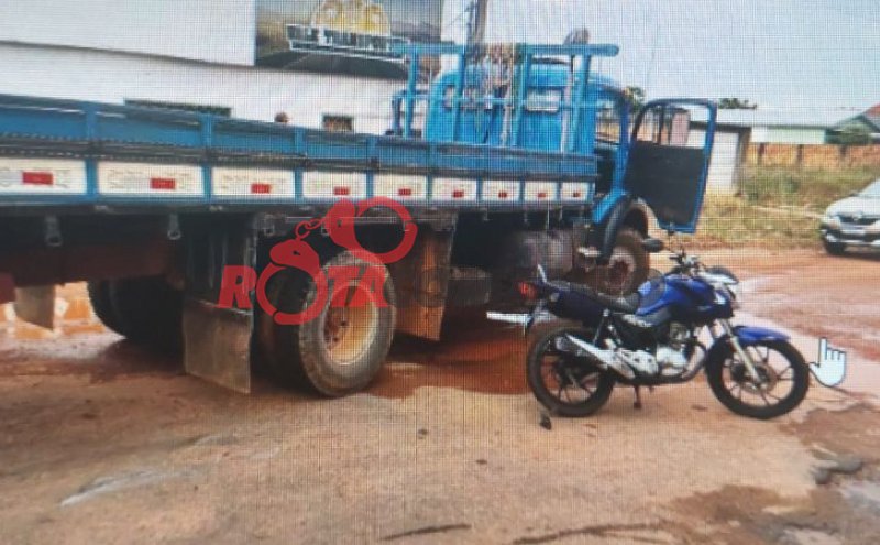 Jovem fica ferida em acidente entre caminhão e motocicleta em Alvorada do Oeste