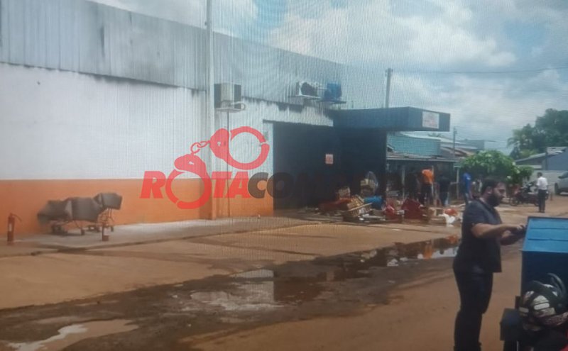 Incêndio em supermercado Atacarejo no centro de São Francisco