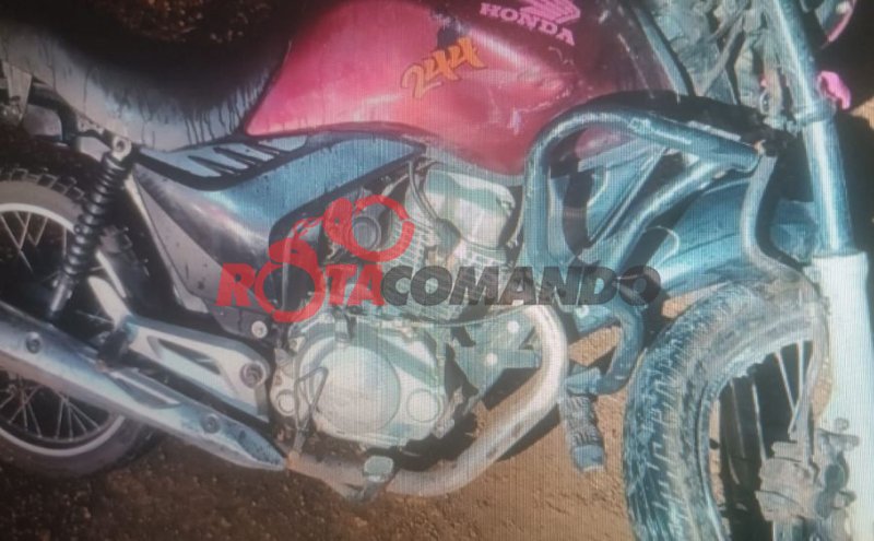 Mulher fica ferida após motocicleta atingir carro na BR-429, em São Francisco do Guaporé